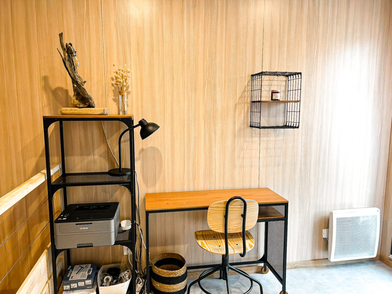Bureau de télétravail à l'étage