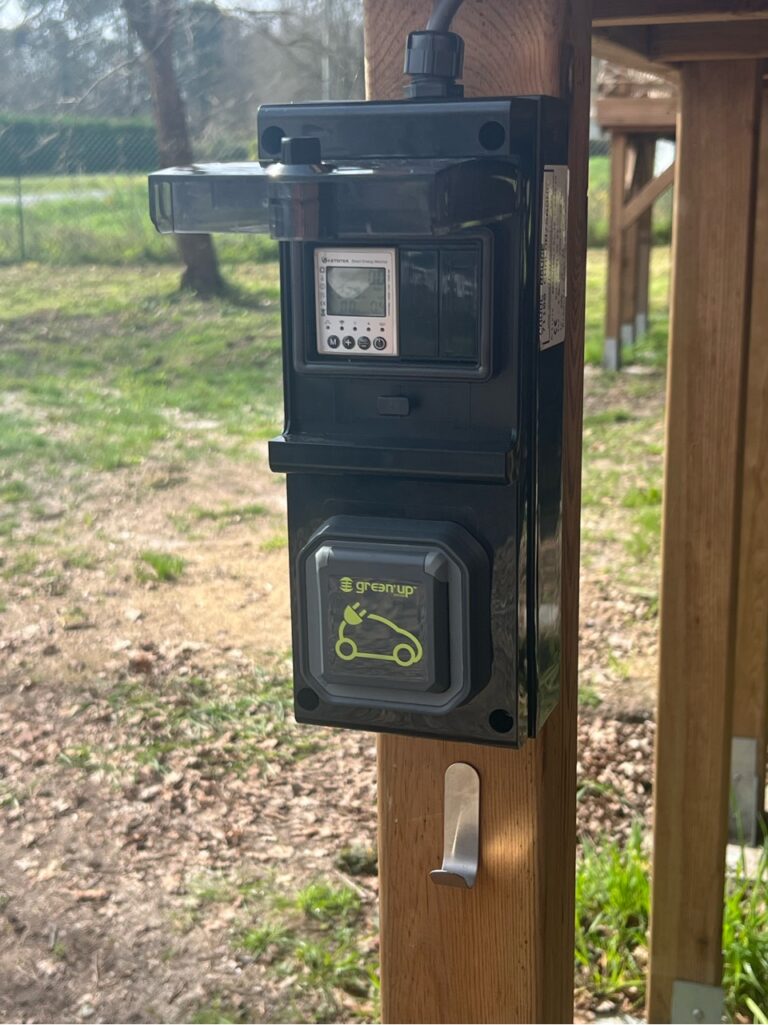 Prise de recharge Green'Up et compteur dédié installés sous la maison
