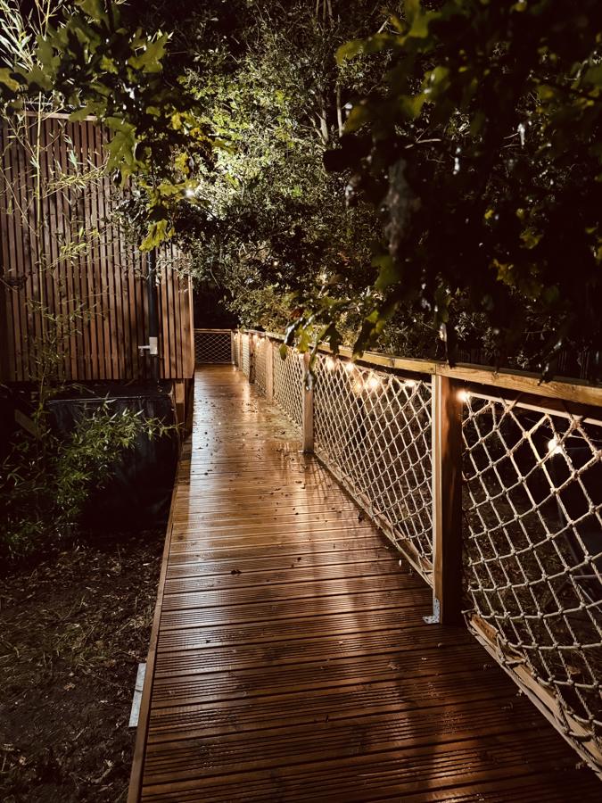 Passerelle en bois éclairée le soir