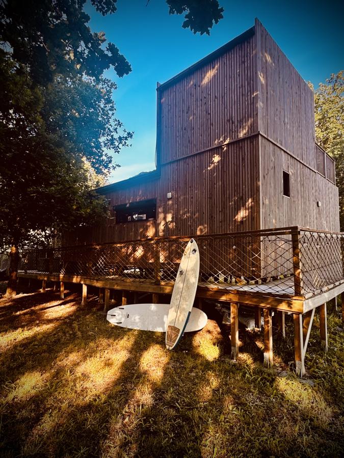 Planches de surf au pied de la maison sur pilotis