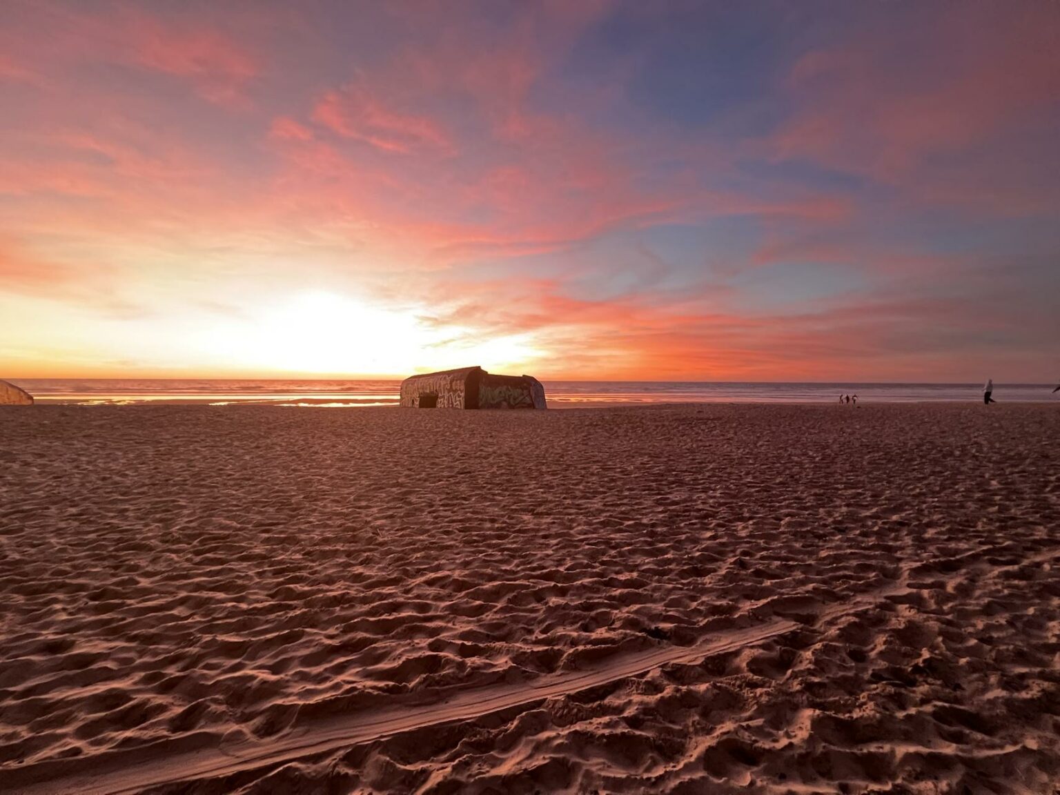 Blockhaus de la plage du Gurp sous un ciel rose au coucher du soleil